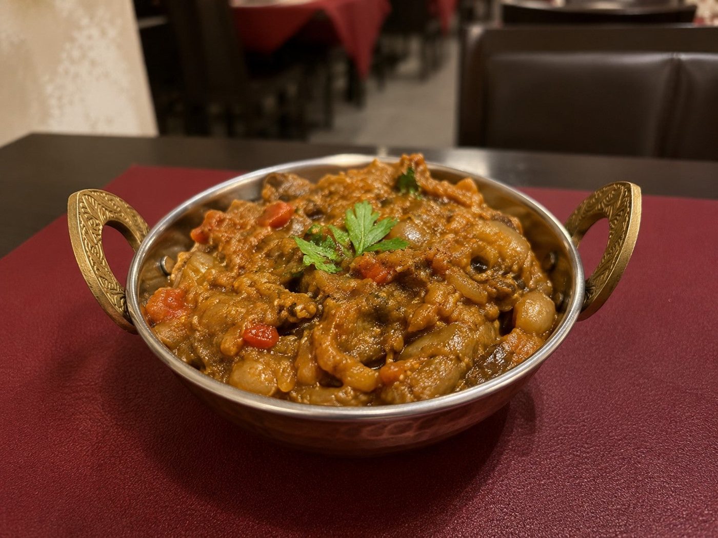 Curry speziato servito in kadhai di ottone