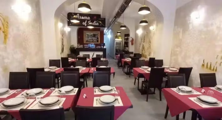 La sala di Aroma of India con tavoli apparecchiati e soffitti ad arco